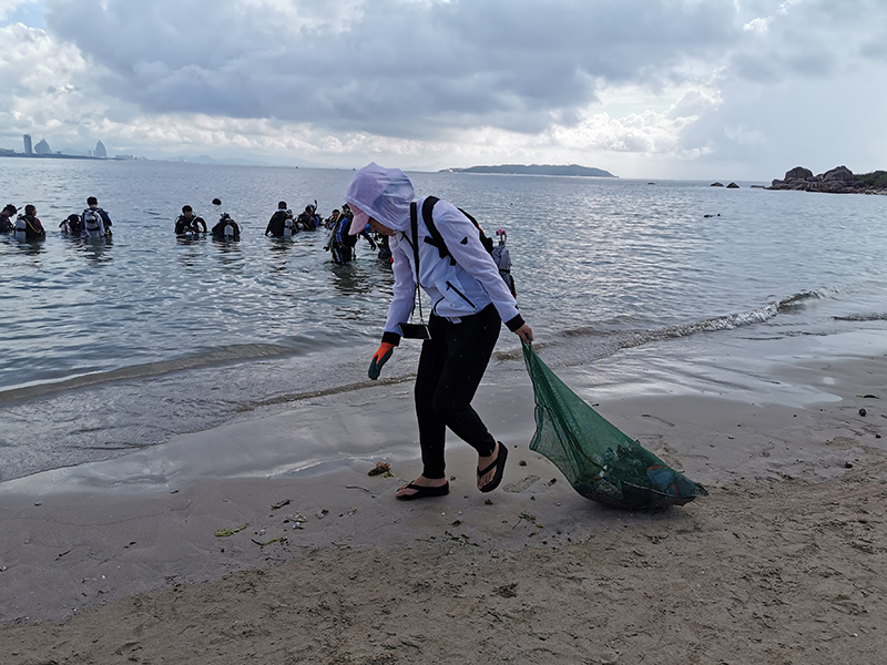 潛水教練水底撿垃圾，最初未刻意做環(huán)保